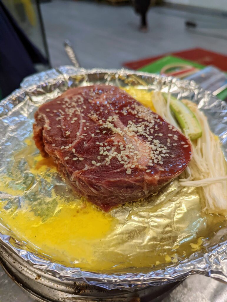 テーブルで炭火で焼けるお店っていいですね