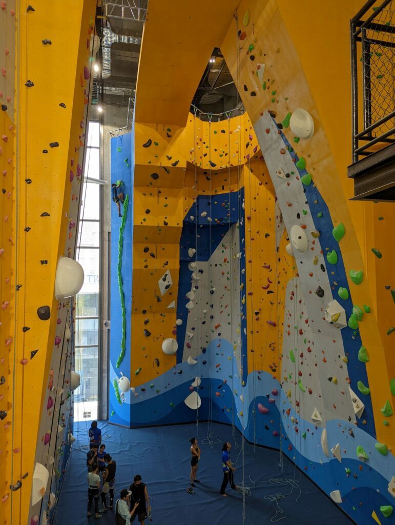 オープンしたてのCressent Wall、結構混んでました。