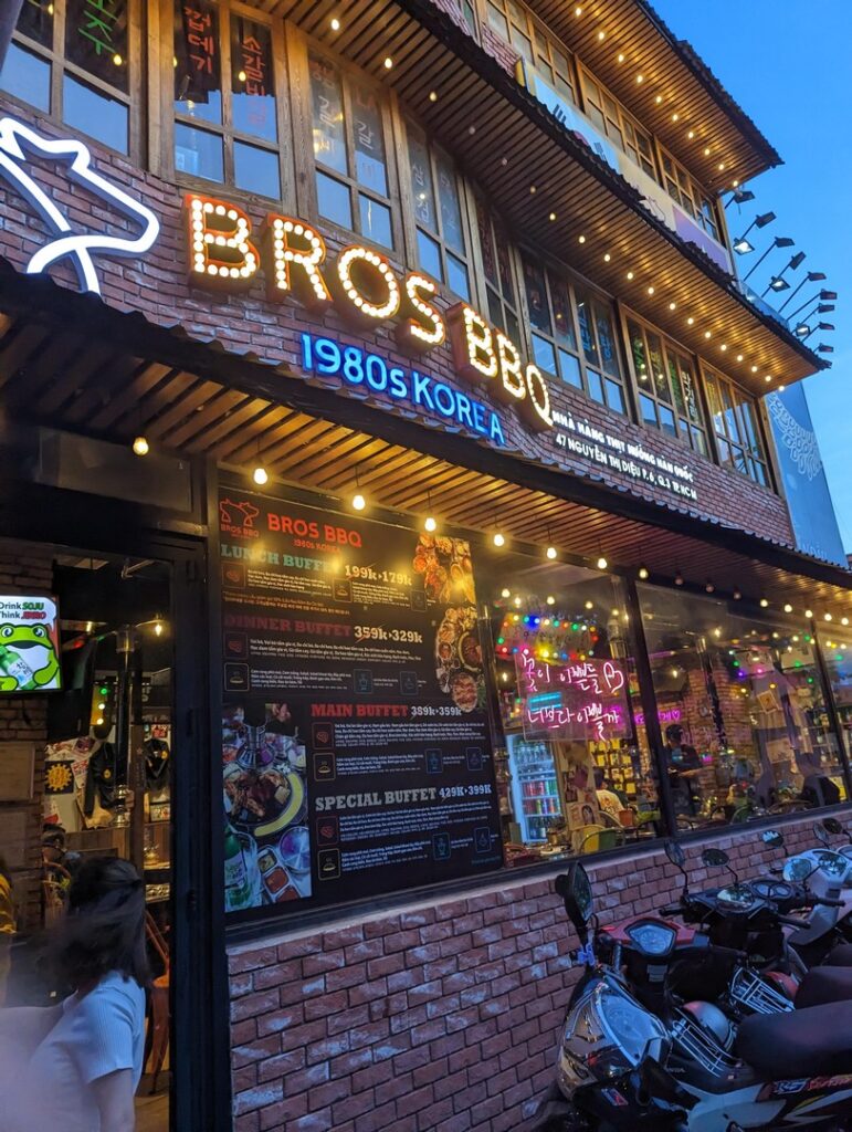 レトロだけど若いお客さんでいっぱい『BROS BBQ』